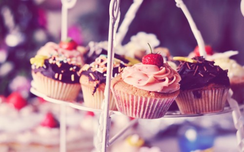 カップケーキ壁紙 カップケーキ 食物 デザート ピンク ケーキ バタークリーム アイシング ケーキ飾る Wallpaperkiss