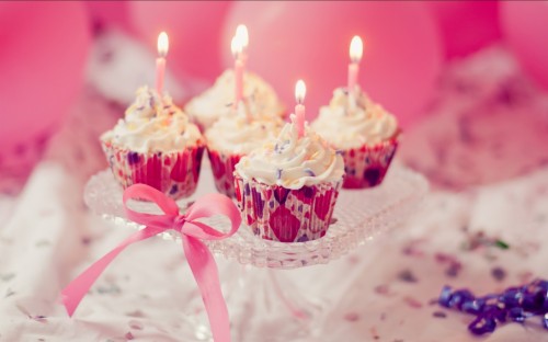 お誕生日おめでとうケーキ壁紙 ピンク 甘味 点灯 食物 キャンドル デザート アイシング カップケーキ ケーキ お誕生日 Wallpaperkiss
