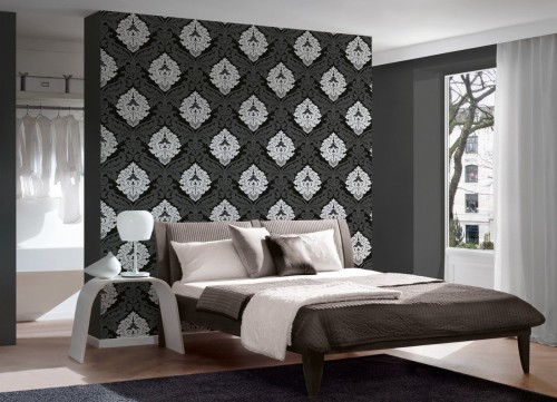 黒花の壁紙 家具 ルーム 寝室 壁 黒と白 ベッド インテリア デザイン 壁紙 ベッドのフレーム モノクロ写真 Wallpaperkiss