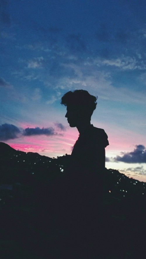 一人の少年の壁紙 空 雲 シルエット 地平線 写真撮影 風景 日没 夕暮れ イブニング 山 Wallpaperkiss