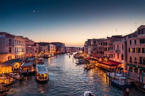 ヴェネツィアの壁紙 水路 夜 運河 水 反射 首都圏 点灯 闇 Wallpaperkiss