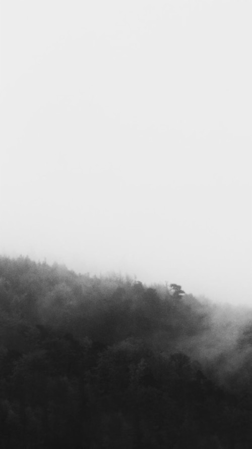黒と白の壁紙tumblr 空 白い 靄 霧 黒 雰囲気 雲 丘 丘駅 Wallpaperkiss