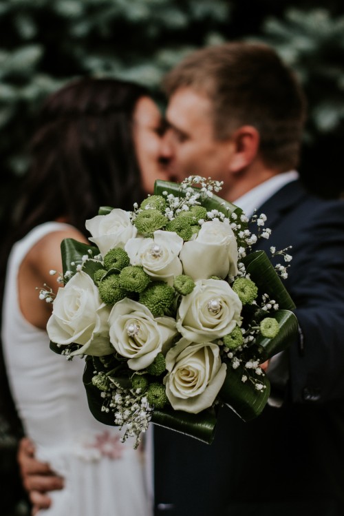 壁紙カップル愛ロマンチック 花束 白い 写真 フラワーアレンジメント フローリストリー 花 花嫁 結婚 ウェディングドレス 儀式 Wallpaperkiss