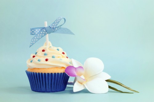 お誕生日おめでとうhd 3d壁紙 カップケーキ ケーキ バタークリーム フォンダン ピンク アイシング ケーキ飾る マフィン デザート Wallpaperkiss