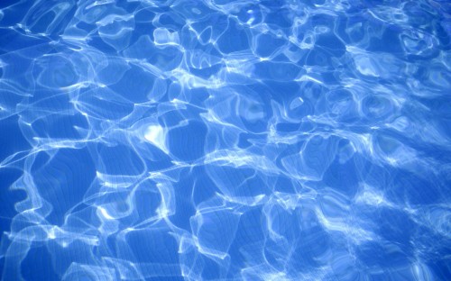 水の壁紙のhd無料ダウンロード 青い 水 アクア エレクトリックブルー 光 昼間 空 パターン スイミングプール Wallpaperkiss