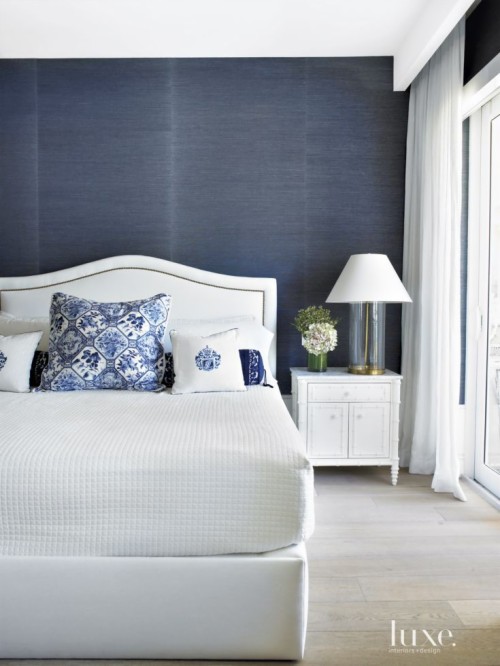 壁のネイビーブルーの壁紙 寝室 白い 家具 ベッド ルーム インテリア デザイン 青い 壁 財産 ベッドのフレーム Wallpaperkiss