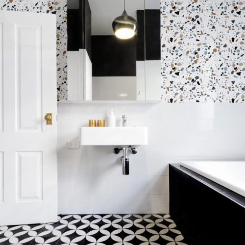 現代的なバスルームの壁紙 白い タイル 浴室 ルーム 財産 インテリア デザイン タップする 床 黒と白 壁 Wallpaperkiss
