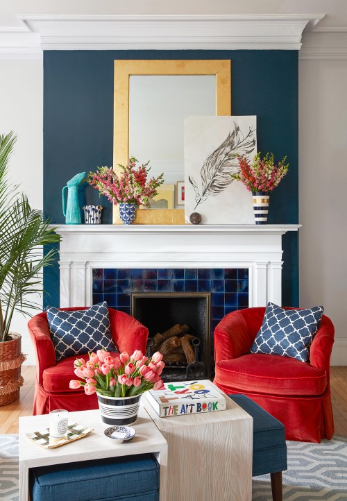 壁紙とペイントの組み合わせのアイデア リビングルーム 家具 ルーム インテリア デザイン 青い 赤 家 財産 ソファー テーブル Wallpaperkiss
