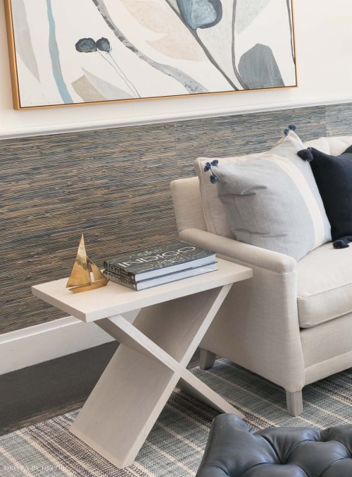 ネイビーブルーの模様の壁紙 白い リビングルーム 家具 ルーム 青い インテリア デザイン 財産 床 コーヒーテーブル テーブル Wallpaperkiss