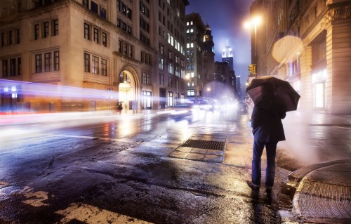 ニューヨークをテーマにした壁紙 雨 傘 夜 通り 市街地 玉石 空 街路灯 歩行者 Wallpaperkiss