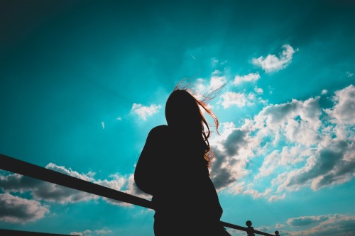 悲しい一人の女の子の壁紙 空 青い 雲 写真 昼間 光 バックライト 水 雰囲気 写真撮影 Wallpaperkiss