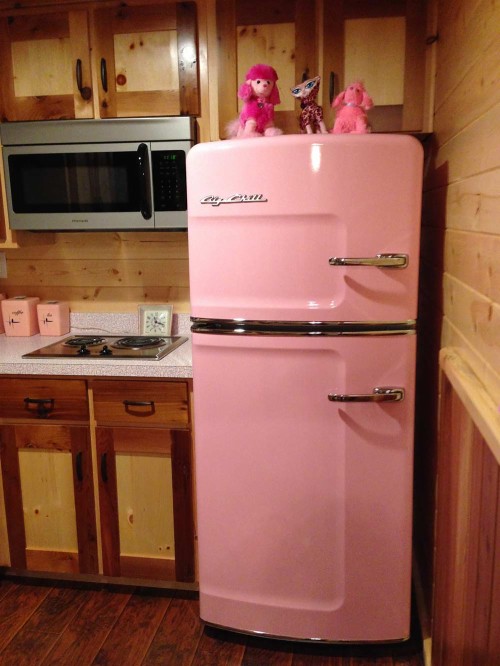 赤いキッチン壁紙 冷蔵庫 主要なアプライアンス キッチン家電 ピンク ルーム キッチン 冷凍庫 キャビネット 家具 Wallpaperkiss