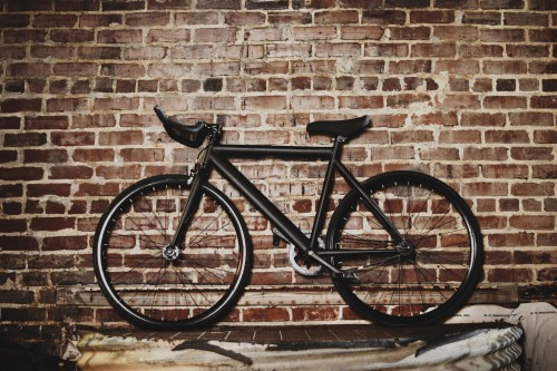 暗いレンガの壁紙 自転車 自転車ホイール 自転車タイヤ 自転車フレーム 自転車アクセサリー 車両 自転車ハンドルバー 自転車フォーク Wallpaperkiss