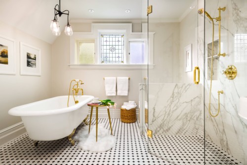 ゴールドのバスルームの壁紙 浴室 ルーム 白い 財産 インテリア デザイン タイル 床 バスタブ 黄 天井 Wallpaperkiss
