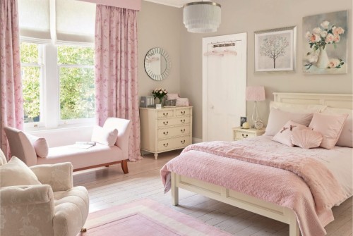 ローラアシュレイの寝室の壁紙 寝室 家具 ルーム インテリア デザイン 財産 ベッド ピンク ベッドシーツ ベッドのフレーム カーテン Wallpaperkiss