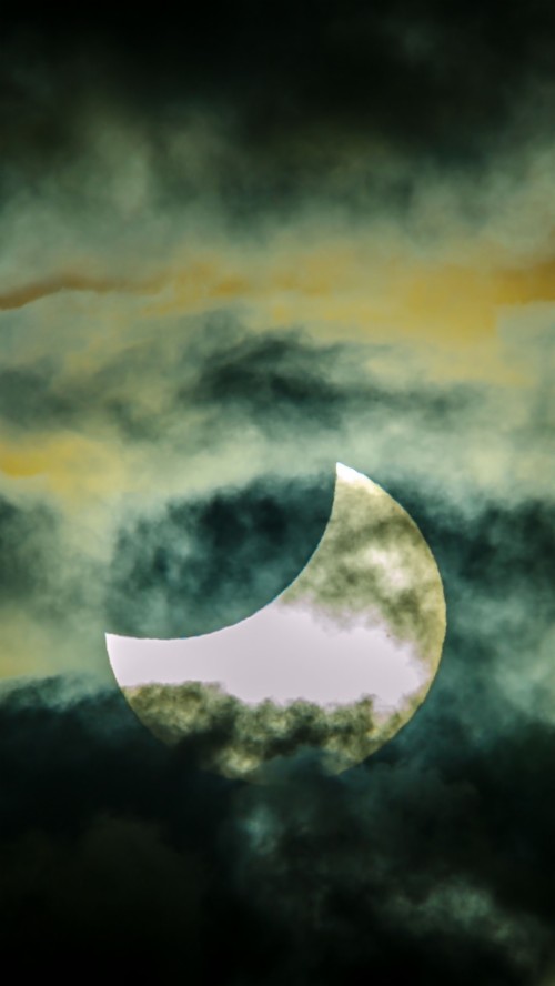 日食iphoneの壁紙 月 空 雲 昼間 雰囲気 満月 天体 月光 Wallpaperkiss