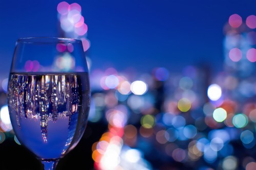 ワイングラスの壁紙 青い ワイングラス 脚付きグラス 光 ガラス シャンパンの脚付きグラス ドリンク 空 夜 Wallpaperkiss