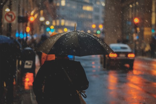 雨の多い街の壁紙 雨 傘 市街地 霧雨 歩行者 夜 通り 雪 Wallpaperkiss