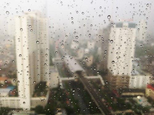 ガラスに雨が降る壁紙 青い 水 霧雨 雨 落とす 空 窓 反射 ガラス Wallpaperkiss