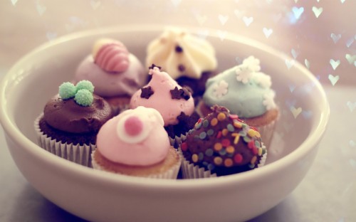 かわいいカップケーキ壁紙 食物 カップケーキ 甘味 皿 デザート ボンボン チョコレート お菓子 Wallpaperkiss